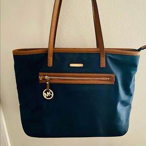 MICHAEL KORS (used) Navy & Tan Medium Tote Bag